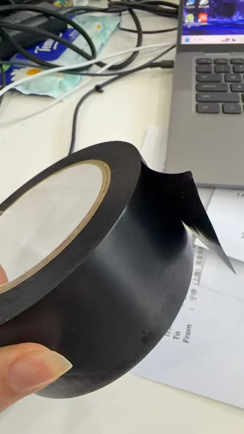 Jsou látková páska a 